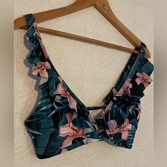 Cupshe Other - Cupshe medium tropical swimsuit top with ruffle